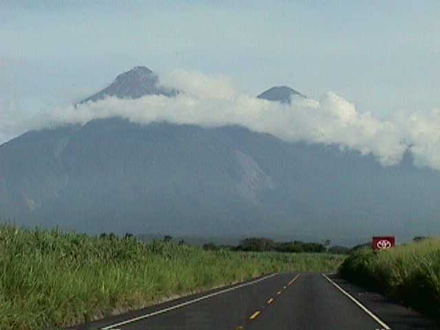 Vista del área de la Finca Sabana Grande - Al fondo el volcan de agua, Antigua Guatemala