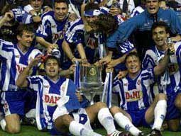 El equipo posa con la Copa