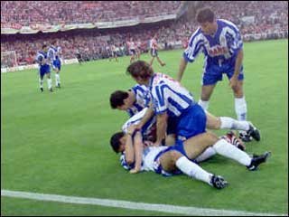 Jugadores celebran gol Tamudo