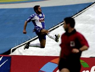 celebrando un gol contra el Betis (1999-2000)