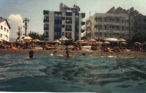 DENIZDE YUZERKEN ER-�Z HOTEL VE �ALI? BEACH