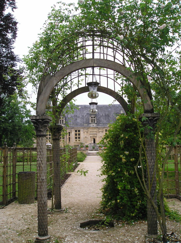 JoinvilleChateau1.jpg (918793 bytes)