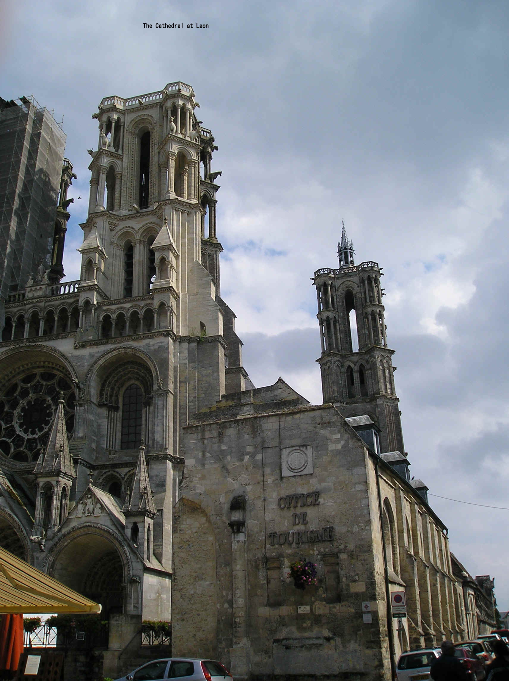 LaonCathedral.JPG (439491 bytes)