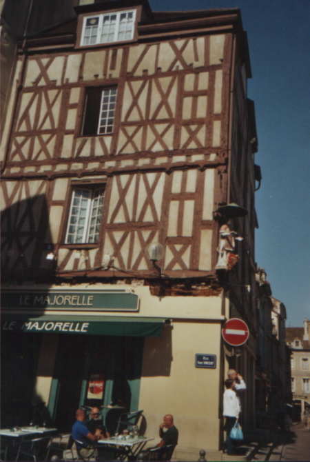 ChalonCentre.JPG (239760 bytes)