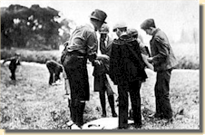 Baden Powell com jovens na Ilha de Brownsea