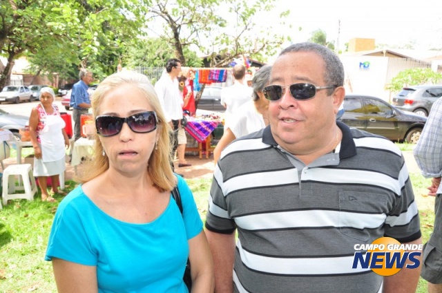 L&iacute;via e Fernando moram pr&oacute;ximo &agrave; feira, e sempre quando podem prestigiam as dan&ccedil;as e m&uacute;sicas apresentadas