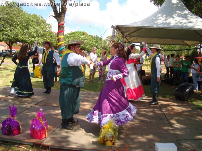 327_geocities_ws_bolivia_plaza.jpg