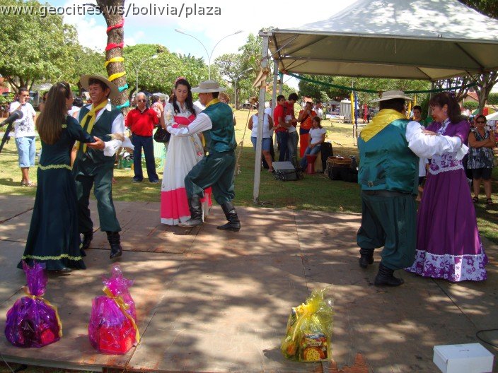 328_geocities_ws_bolivia_plaza.jpg