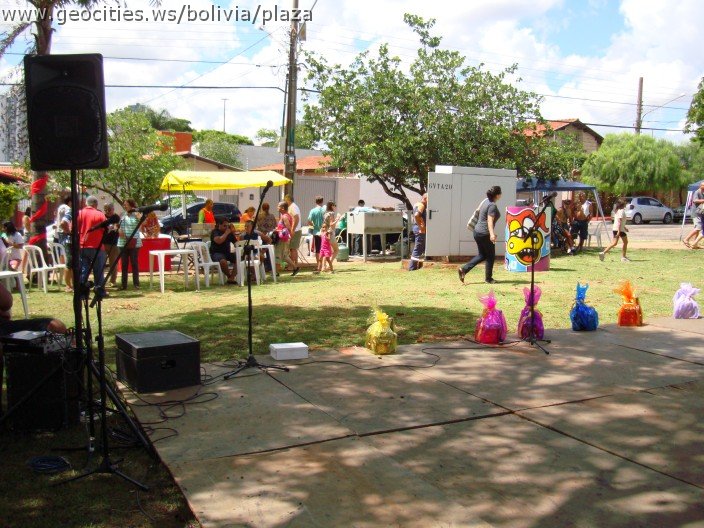 335_geocities_ws_bolivia_plaza.jpg