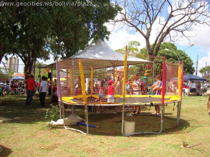 352_geocities_ws_bolivia_plaza.jpg
