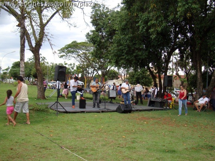 412_geocities_ws_bolivia_plaza.jpg