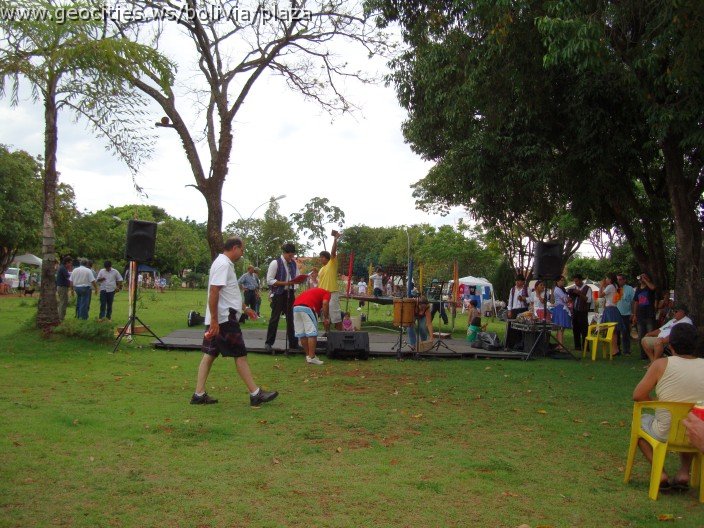 526_geocities_ws_bolivia_plaza.jpg