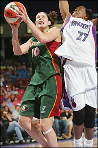 Sue Bird in action against Sacramento Monarchs 