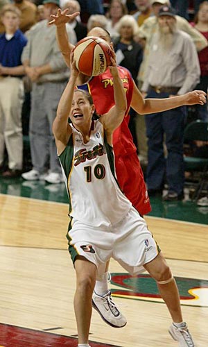 Diana Taurasi attempts to block Sue Bird's Shot 