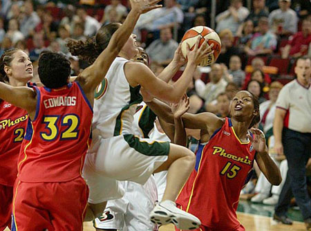 Sue Bird drives through 3 defenders
