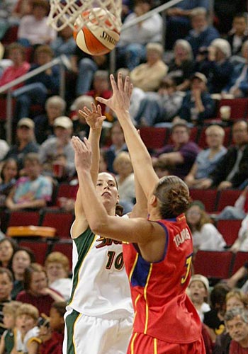 Sue Bird shoots over Taurasi
