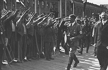 Hitler en un desfile en 1934