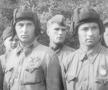 Tanquistas sovi&eacute;ticos escuchando a Kruschev