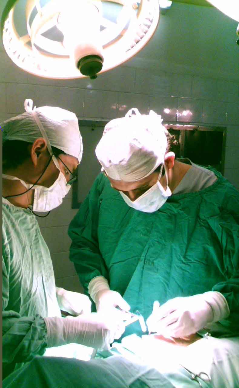 En una cirugía colaborando con la docencia, ayudando a un cirujano estudiante del segundo año, en el Hospital Municipal Oncológico "María Curie" de Buenos Aires - Argentina