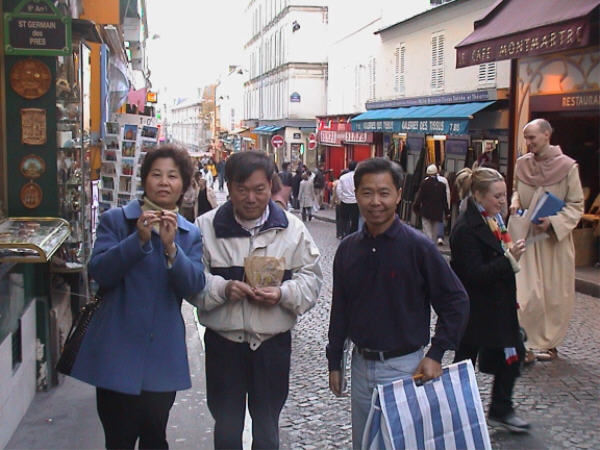 enjoying roasted chestnuts on the way to Sacre Couer