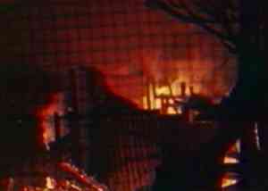 Le palais en flamme vu de la grille principale