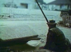 Un lancier du 60&egrave;me R&eacute;giment observe les &eacute;v&egrave;nements