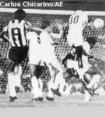 Final do Campeonato Brasileiro de 1985: Bangu (branco) e Coritiba (listras). Um resultado injusto que  lamentado at hoje!