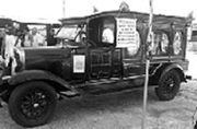Carro f&uacute;nebre que transportou o corpo de Santos Dumont, no Guaruj&aacute;-SP.