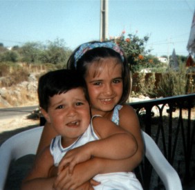 Eu (4 anos) e a minha irm� (8 anos)
