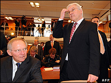 German Foreign Minister Frank-Walter Steinmeier (right) and Interior Minister Wolfgang Schaeuble at constitutional court, 10 Feb 09