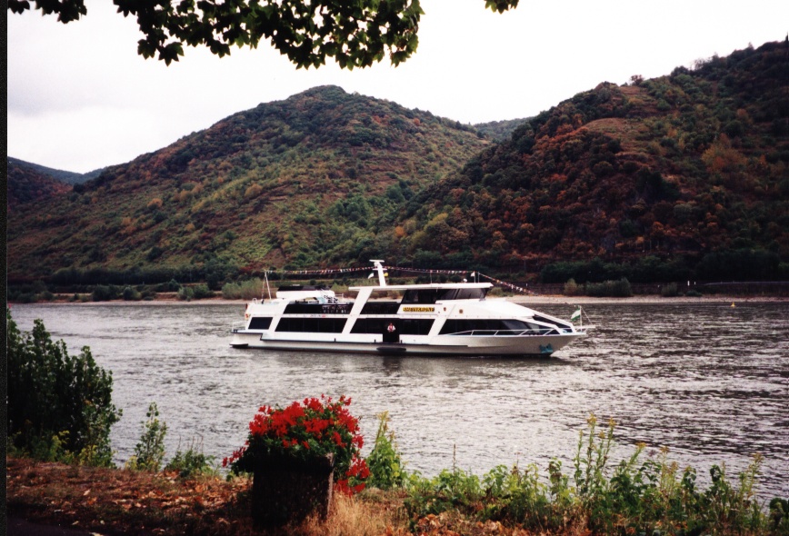 The jet boat Rheinjet passing Bacharach