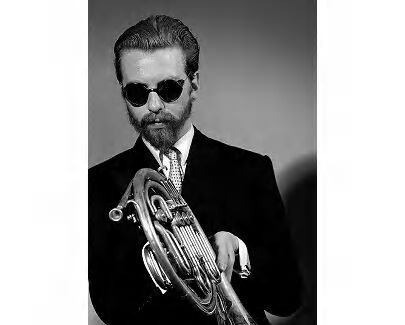 Dave Stewart ademas de saber tocar la guitarra y el teclado, sabe tocar instrumentos de viento.