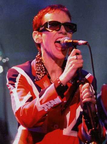 Annie Lennox cantando en los Brits 99