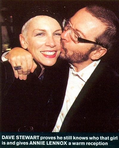 Dave a�n sabe quien es esa chica y le da a Annie Lennox una calida recepci�n. 2002