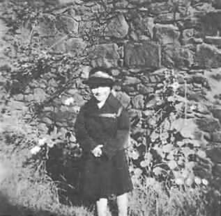 Ann Lennox al salir de su primer dia de escuela en 1959