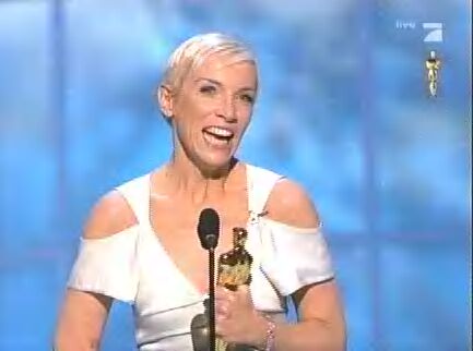 Annie Lennox gan� un Oscar por la mejor canci�n "Into the West" de la pelicula "El se�or de los anillos"