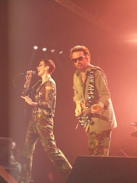 Eurythmics se fue de gira por todo el mundo, las ganancias de "Peacetour" fueron a beneficio de Amnistia Internacional y Greenpeace