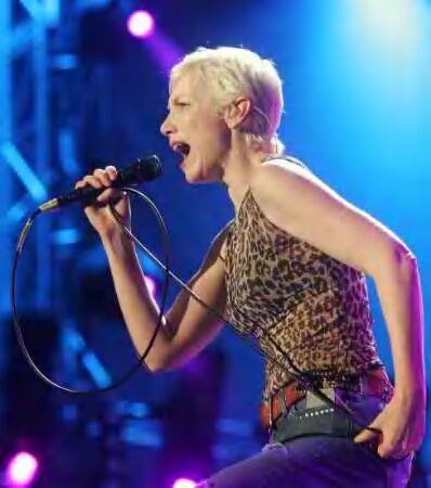 Annie alza la voz para ayudar a la gente de Africa y la gente infectada de Sida
