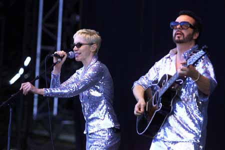 Despu�s de Peace TOUR, fueron invitados en junio del 2000 al festival de "PAVAROTTI y amigos"