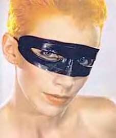 El antifaz como parte de juegos sadomasoquistas era parte de la estrategia de eurythmics que empezo a ser un �cono del sector homosexual