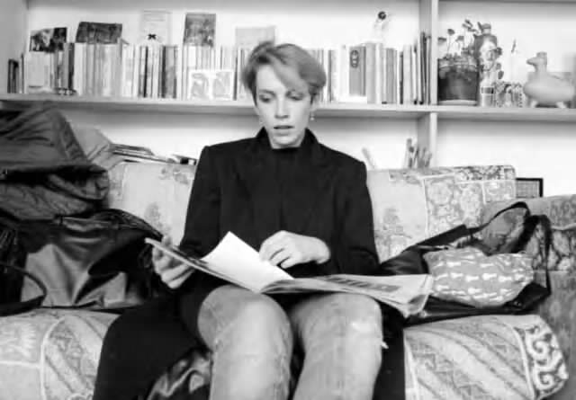 Annie Lennox ve revistas en la casa de Sady,&nbsp; su suegra.