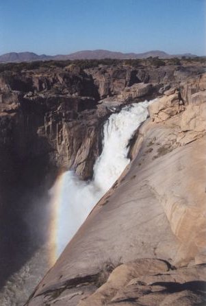 de watervallen met regenboog