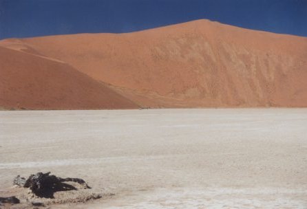 Terugkijkend naar Crazy Dune (hoogste punt) over de Deadvlei