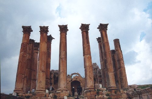 De Zeus tempel met bewegende pilaar (2e links)