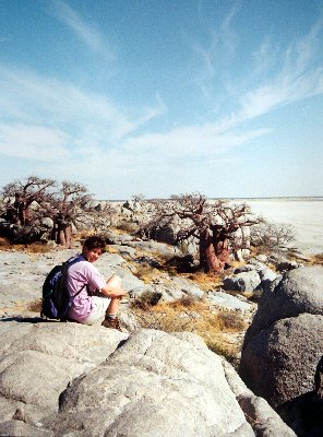rust op kubu eiland met zoutvlakte en baobab bomen