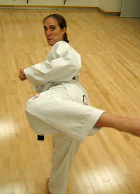 Eve_kick.jpg (36386 bytes)