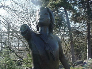 Esttua de Sadako em Seattle danificada em Dez de 2003 por vndalos.