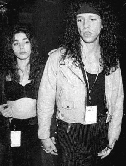 Gary con Kelly su �ex?-novia  backstage en el Tributo