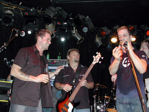 Pat, Michael Anthony y Gary  Viper Room Enero 2003
