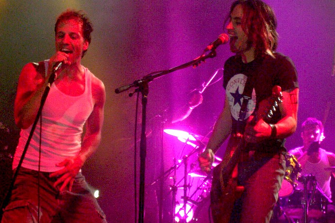 Gary, Nuno y Mike en el fondo